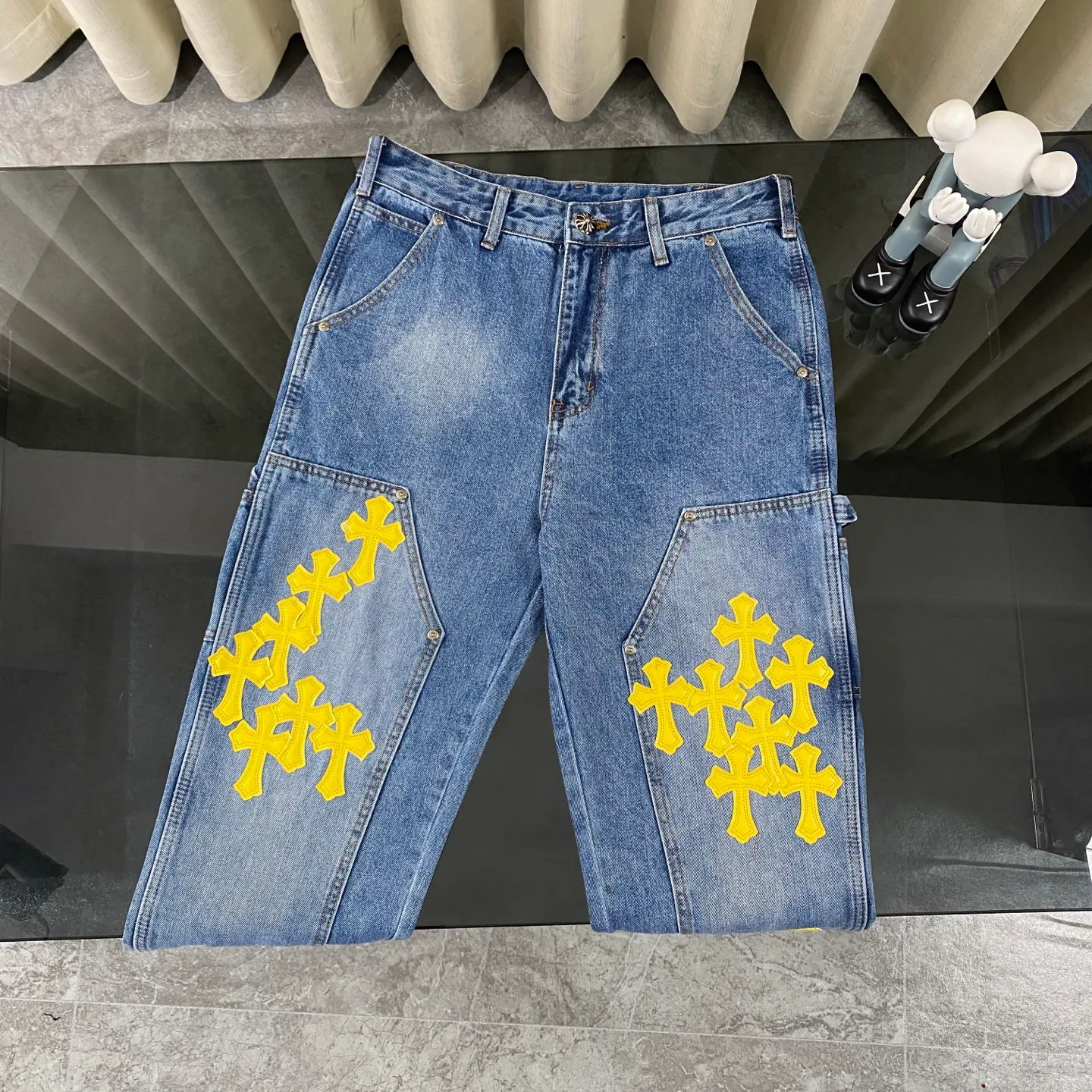 P270 CH Chromehearts limited edition yellow cross-stitched leather work jeans and logging pants. The counter price is 34W level. The patchwork cross pattern is embellished and the jeans are washed! ! An absolutely high-end luxury product, a 1.9W-level god-level single product, a super popular product, made by top heavy industry, a magic weapon that cannot be missed! [About Zangyin] This is an extremely luxurious fashion brand that can also be called the aristocracy of the high street. It has always been an exclusive brand for some hipsters or rich second generations. Compared with ordinary high streets, it is more luxurious and noble. Compared with luxury brands, it is more fashionable and individual. It has always been a brand that I have a special liking for. [Top heavy industry fashion design] Consistently high-street luxury style. Speaking of this style, the Zangyin family and GU family are definitely the leading representative brands. Especially the Zangyin family has really achieved a state-of-the-art effect in creating high-street style. The unique washed material is used to create this style. The color system is already quite eye-catching. After it is decorated with patchwork cross flowers, it cleverly highlights the charm of the brand. Secondly, this style uses classic The high-waist cutting design highlights the long legs and fashionable temperament of the upper body. The brand is highly recognizable and the slim fit configuration is more suitable for daily wear. It is a product that interprets personality, fashion, and specifications at a glance. This single product is enough to make any fan excited. It can be a white T-shirt for a youthful college style, or a tight suspender for a royal style. It has strong matching ability and can be easily controlled by men.  [Materials and craftsmanship] Needless to say, this point goes without saying. As an excellent craftsman brand, Zangyin’s requirements for details and craftsmanship are really perfect. The washed color of this model has gone through so many processes, not to mention the embellishment of denim appliques. It is also purely hand-made and sewn. Just like what they believe in, only hand-made things have soul and have the meaning of wear. A top-notch heavy-duty fashionable denim item, I look forward to your perfect interpretation! !  Color: blue Size: 30-36